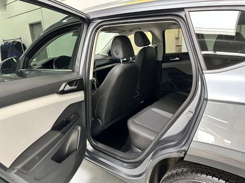 Used 2023 Volkswagen Taos SE w/ Panoramic Sunroof Package AWD/4WD image 9