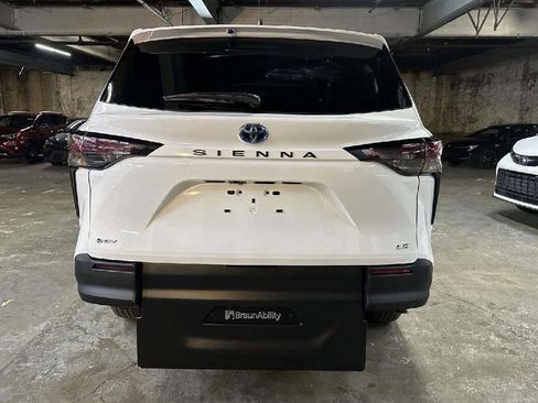 Used 2025 Toyota Sienna LE image 3