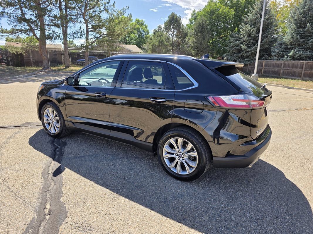 Used 2019 Ford Edge Titanium w/ Cold Weather Package AWD/4WD image 3