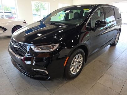 Used 2026 Chrysler Pacifica Select