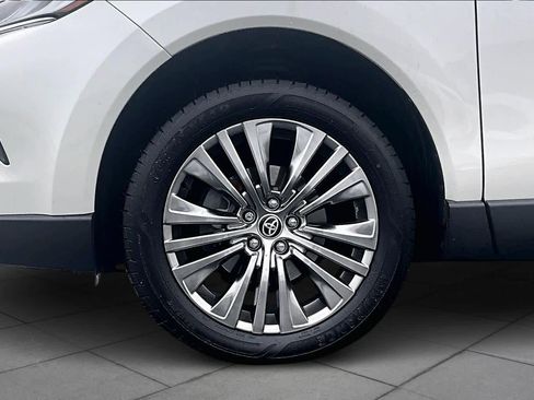Used 2021 Toyota Venza Limited image 10