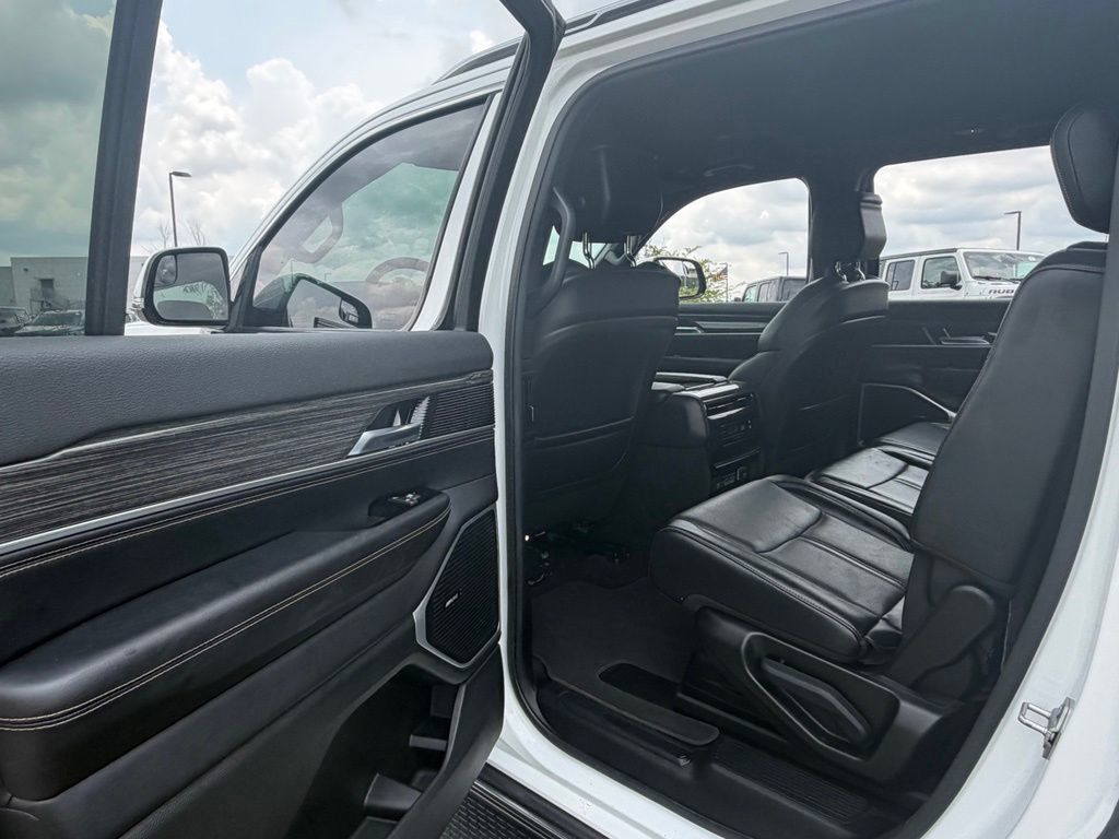 Used 2022 Jeep Wagoneer Series II AWD/4WD image 39
