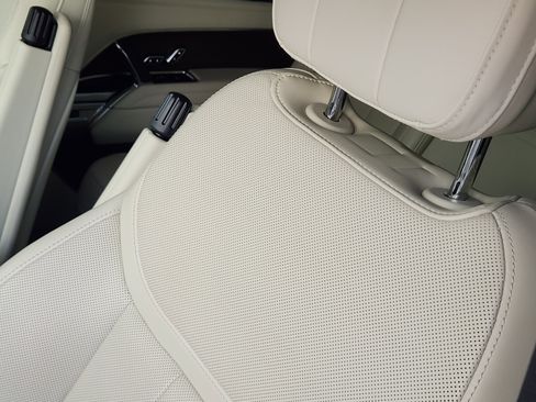 Used 2024 Land Rover Range Rover Long Wheelbase SE image 16