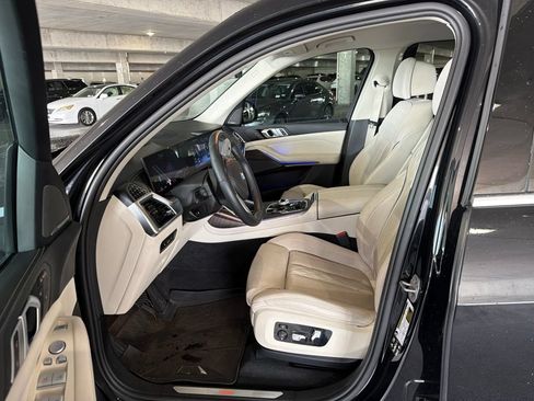 Used 2025 BMW X7 xDrive40i w/ Premium Package AWD/4WD image 2