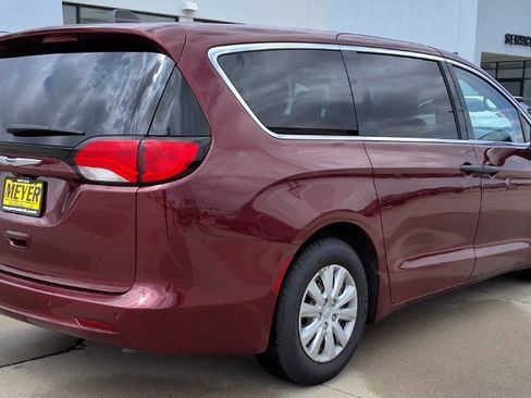 Used 2020 Chrysler Voyager L FWD image 8