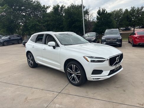 Used 2021 Volvo XC60 T5 Momentum w/ Premium Package image 3