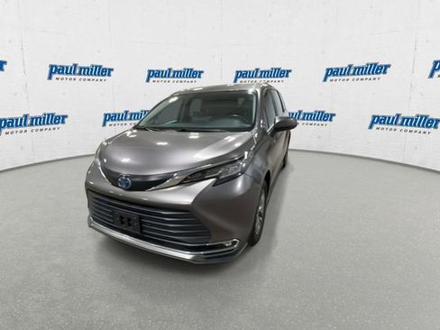 Used 2023 Toyota Sienna XLE image 4