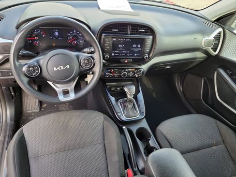 Used 2022 Kia Soul LX image 8