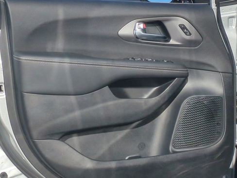 New 2026 Chrysler Pacifica Select image 30