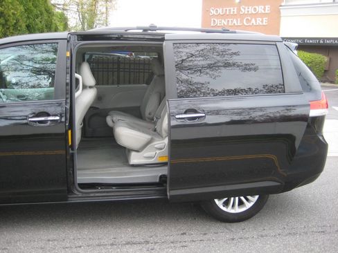Used 2011 Toyota Sienna XLE w/ Premium Pkg FWD image 10