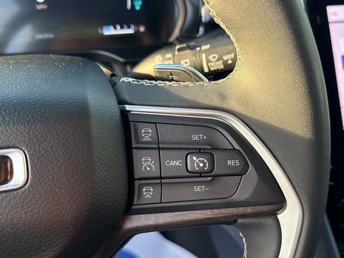 Used 2022 Jeep Grand Cherokee Limited w/ Luxury Tech Group II image 24