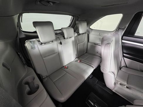 Used 2018 Toyota Highlander XLE AWD/4WD image 19