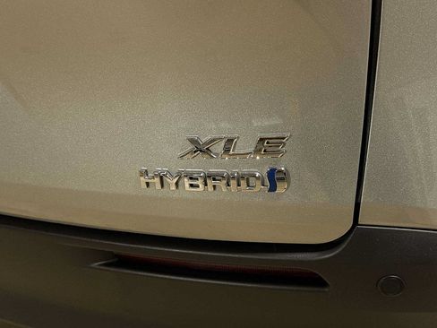 Certified 2023 Toyota Sienna XLE FWD image 28