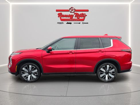 Used 2025 Mitsubishi Outlander SE AWD/4WD image 2