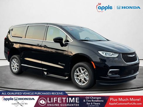 Used 2026 Chrysler Pacifica Select FWD image 1