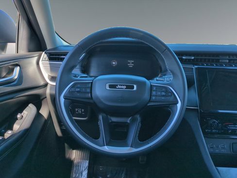 Used 2023 Jeep Grand Cherokee L Laredo image 12