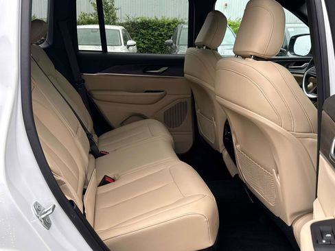 Used 2025 Jeep Grand Cherokee Limited AWD/4WD image 17