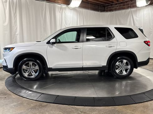 Used 2025 Honda Pilot EX-L image 8