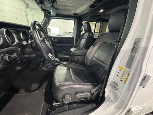 Used 2018 Jeep Wrangler Unlimited Sahara image 9