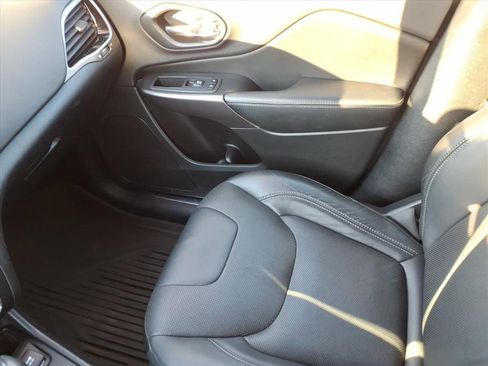 Used 2019 Jeep Cherokee Limited image 24