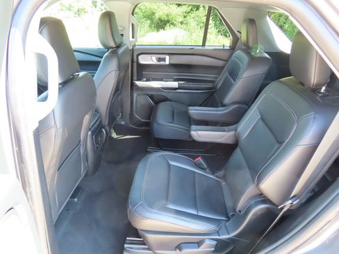 Used 2024 Ford Explorer XLT w/ Equipment Group 202A AWD/4WD image 29