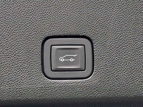 Used 2025 Cadillac XT6 Premium Luxury w/ Technology Package AWD/4WD image 30