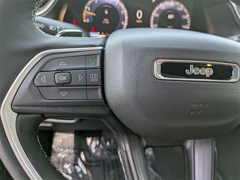 New 2025 Jeep Grand Cherokee Altitude image 16