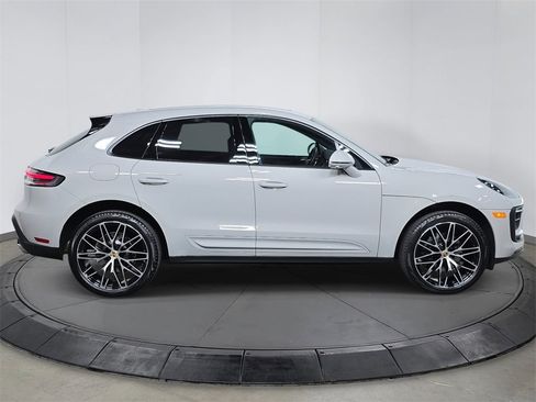 Used 2025 Porsche Macan image 8