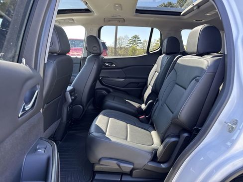 Used 2023 GMC Acadia SLT image 31