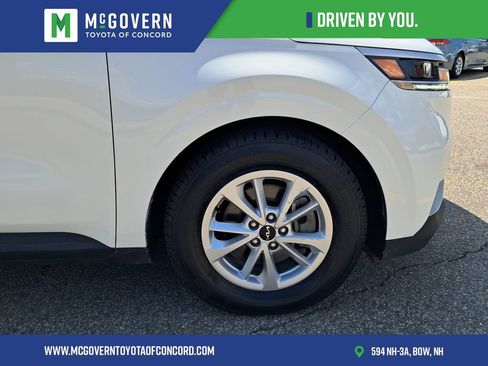 Used 2023 Kia Carnival LX FWD image 12