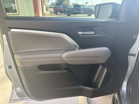 Used 2024 Chevrolet Colorado ZR2 w/ Technology Package image 18