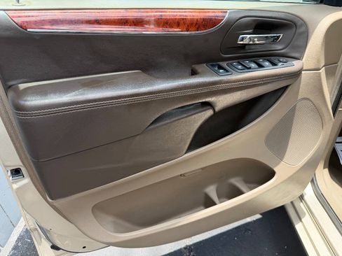 Used 2013 Chrysler Town & Country Touring FWD image 5