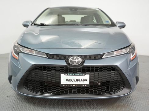 Used 2020 Toyota Corolla LE image 2