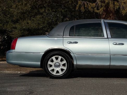 Used 2007 Lincoln Town Car Signature Limited image 23