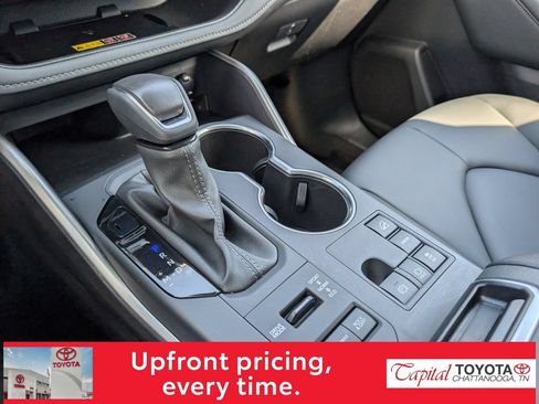 Used 2025 Toyota Highlander XLE AWD/4WD image 27