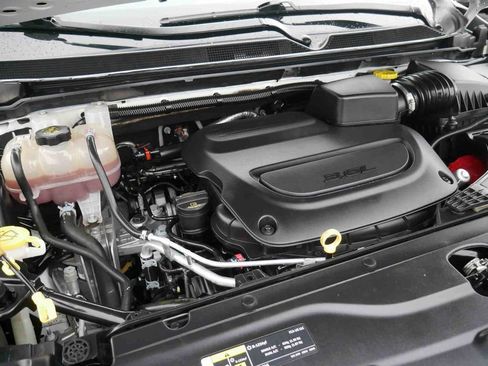 Used 2020 Chrysler Voyager LX image 12