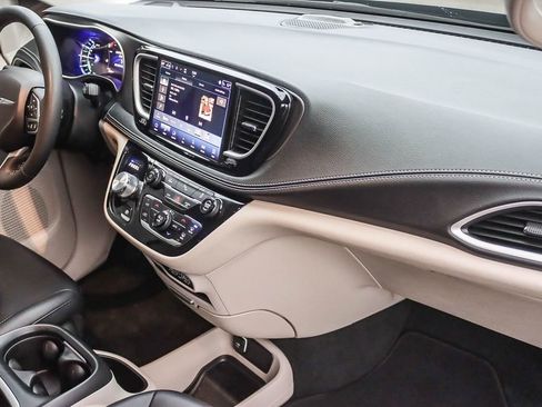 Used 2024 Chrysler Pacifica Select image 37