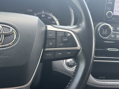 Used 2022 Toyota Highlander XLE FWD image 19