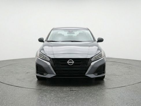 Used 2025 Nissan Altima 2.5 SV image 2
