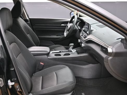 Used 2025 Nissan Altima 2.5 SV FWD image 17