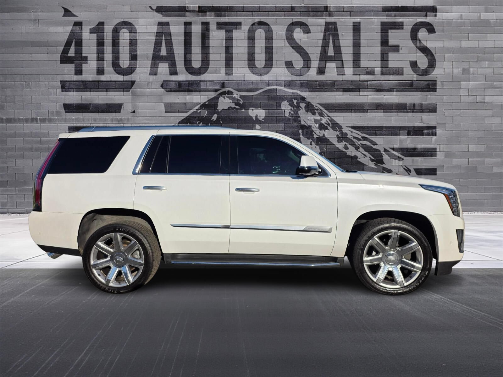 Used 2017 Cadillac Escalade Luxury AWD/4WD image 2
