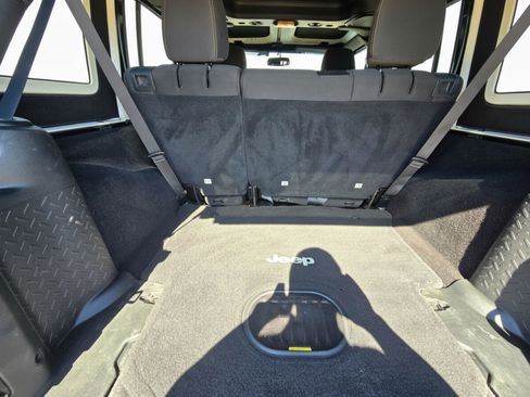 Used 2015 Jeep Wrangler Unlimited Rubicon w/ Max Tow Package AWD/4WD image 11