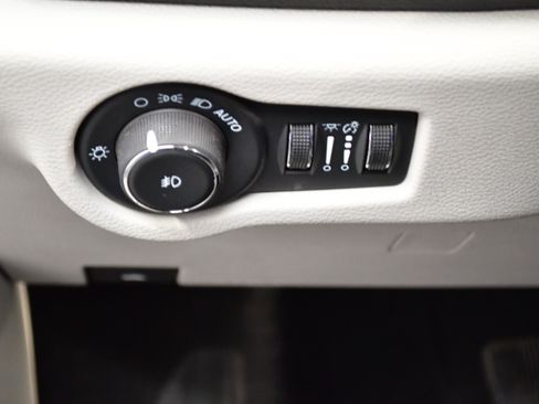 Used 2023 Chrysler Pacifica Touring-L w/ Uconnect Theater Family Group FWD image 15