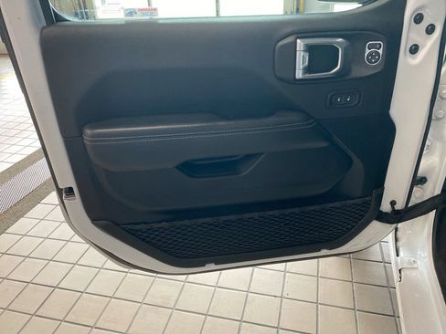 Used 2023 Jeep Wrangler Unlimited Sahara AWD/4WD image 11