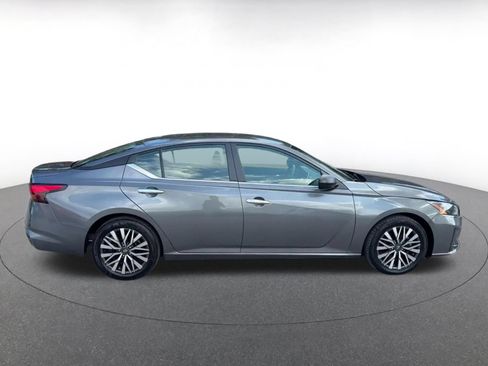 Used 2025 Nissan Altima 2.5 SV FWD image 13