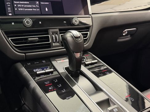 Certified 2023 Porsche Macan image 34
