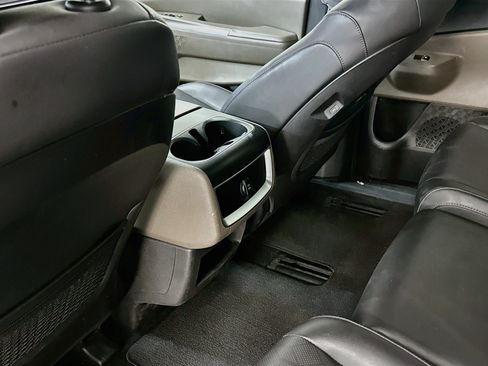 Used 2025 Kia Carnival FWD image 28
