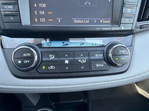Used 2018 Toyota RAV4 XLE AWD/4WD image 29