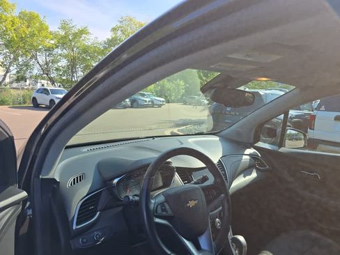 Used 2019 Chevrolet Trax LT w/ LT Convenience Package FWD image 8
