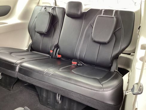 Used 2024 Chrysler Pacifica Touring-L image 16